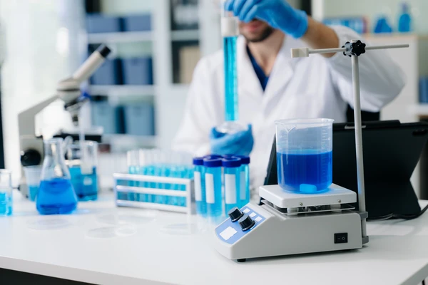 Máximo rendimiento en el mínimo espacio: Agitadores incubadores de sobremesa