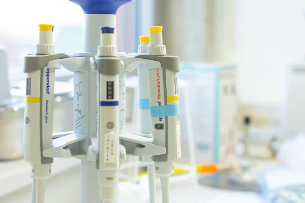 Eppendorf Research® Neo 3: precisión, ergonomía y control total en pipeteo profesional